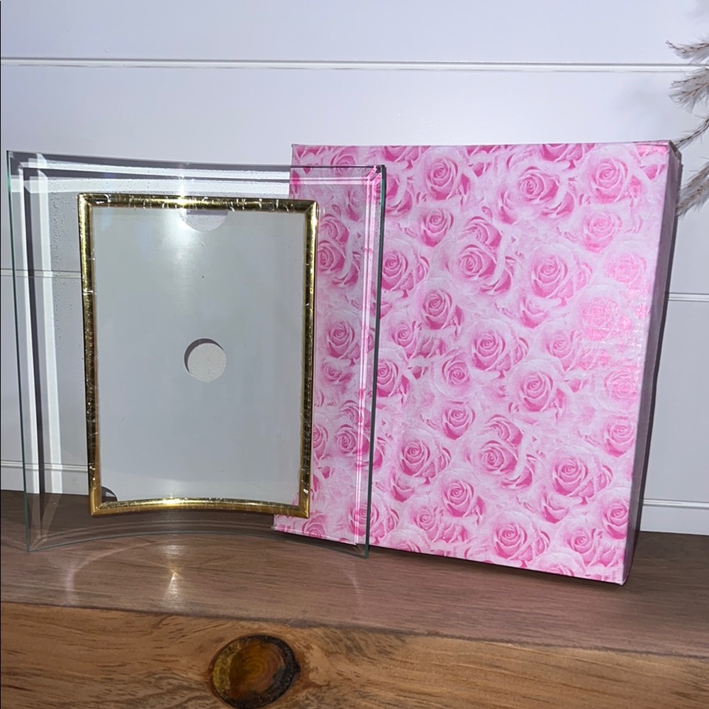 🛍️ 3 for $20 🛍️ - Vintage Elegant Gold-Trimmed Glass Frame with Pink Rose Box - Picture 4 of 10